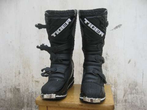 全新虎牌41-42码越野靴