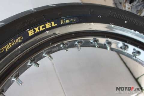 110-60-17普利司通BT39，130-70-17邓禄普GT