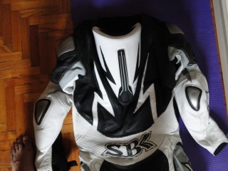 出入手不到2个月台湾SBK S-CLASSIC 连身皮衣