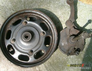 出售一些配件价钱30到200不等，轮胎，后避震……