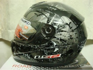 顺德乐从秒出三个头盔....免得阻地方！！