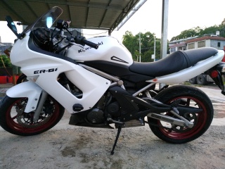 出两台车子  本田CB919  川崎er6f