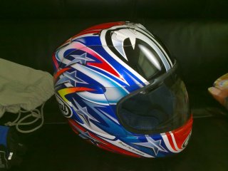 代友岀售ARAI大眼头盔.M码..九成九九九新..新买返来带过一次.头盔已出。。谢谢。。