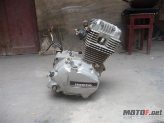 江西赣州信丰出黑条发动机一台，560元