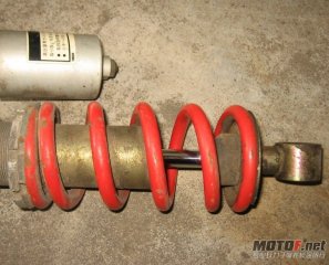 广州出售三仔化油器600，和GN250化油器200.V2后避震300图片迟的在上