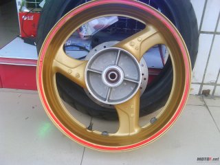 小弟拆个后铃比您!普利司通160/60/17