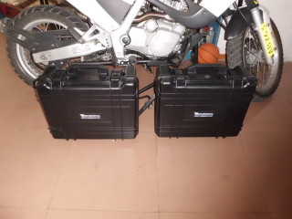 佛山代友转让摩托车边箱一对..带支架