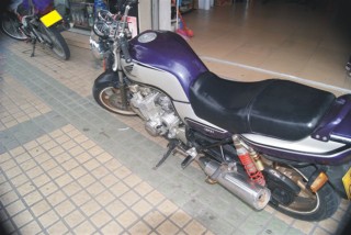 新拍了几张图片！广东省佛山市13333出售CB750一台 价钱以降，车主刚做保养。