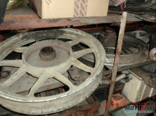 出一堆轮圈和避震（跑车.踏板车.边三轮）