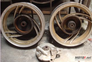 代出售友讯鹰原装排气同轮框还有其它配件