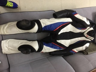 代友出售15杜卡迪大魔鬼碳纤维版和一套丹尼斯连体 靴子手套