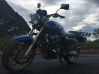 代友出一台01 一代CB400 卖了换公升。