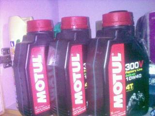 顺德大良打包出300V机油3瓶和NGK依金火嘴，都是正品