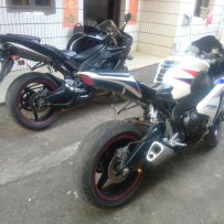 出两台车 05R1,08鹦鹉