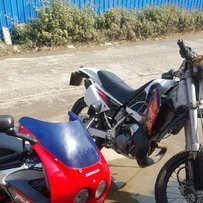 降价出售两台车入门级跑车和越野车