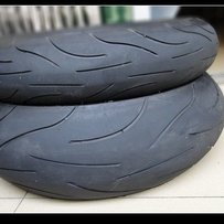 出售全新落地轮胎一对+本田600cc**一副