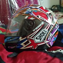 广州黄埔区转啊部典史SHOEI头盔和落场连体赛车服