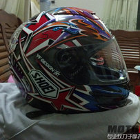 阿部典史雅马哈夺冠纪念版SHOEI头盔 爆走族个性衣服和VM28水冷改装化油器
