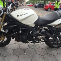 阳江市出售2012款英国凯旋675 R精神靓车.