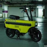 出几台车和一些车牌