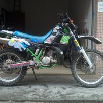 广州黄埔区转让原装度极高川崎KDX200越野车和啊部典史SHOEI头盔