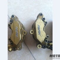 广州出售配件一堆（排气-头盔-刹车盘）500起