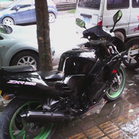 出一台暴力川崎碟灯、和一台CBR22爆改F5