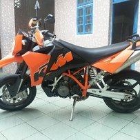 代友出售06年KTM950sm。