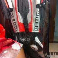 甩2012款大眼连体皮衣正品。欧码46适合163-168穿。全新