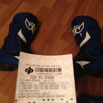 卖一个头盔两双靴一件分体皮