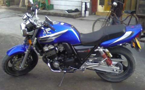 带真档牌照的跑车街车各一辆