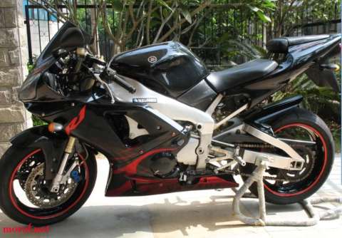 YAMAHA R1