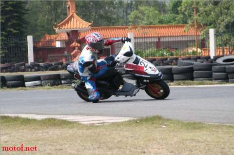 出售赛车皮衣，OGK头盔，赛车靴。）（6000落场奔腾豪迈)