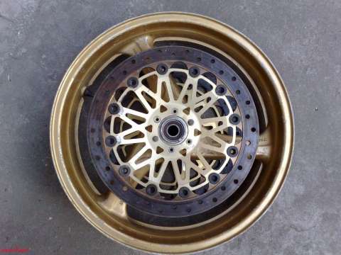 本田CB400VTEC.前铃带宾宝改装刹车盘一对。CB400前铃一个。奥林斯后减震一对。本田CB400原装减震一条。