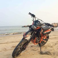 广东开平二台精神越野。波速尔歼1和嘉纳仕XTR