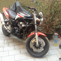 广州黄埔区出售9成新改圆灯的98年雅马哈FZ400