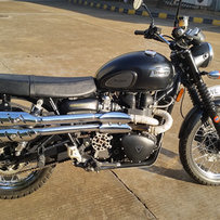 欧陆复古车王 改装的好素材 日本车价格买欧洲车 12年凯旋SCRAMBLER900